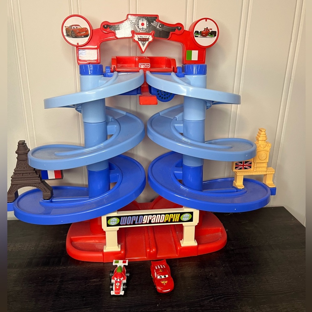 Fisher-Price Disney/Pixar Cars 2 Spiral Speedway Grand Prix.includes two cars !